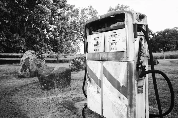 Siyah ve beyaz. Eski rustik pompa.