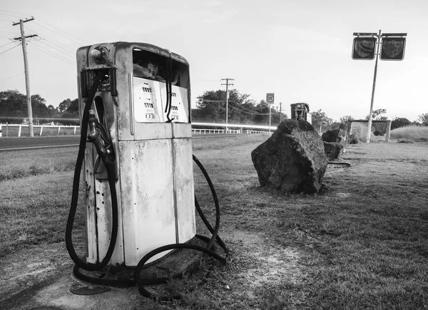 Siyah ve beyaz. Eski rustik pompa.