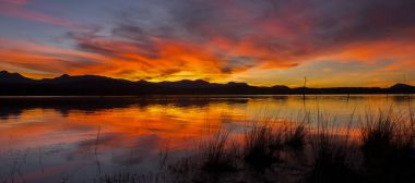 Günbatımında güzel bulutlarla Queensland 'da Moogerah Gölü.