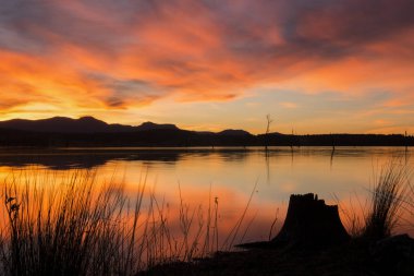 Günbatımında güzel bulutlarla Queensland 'da Moogerah Gölü.