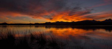 Günbatımında güzel bulutlarla Queensland 'da Moogerah Gölü.