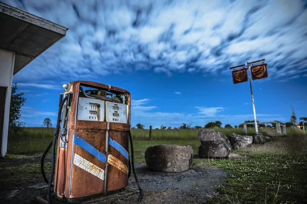 Vieille pompe rustique dans la campagne de Brisbane — Photo