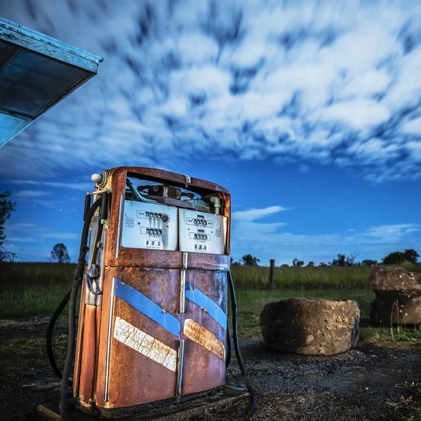 Oude rustieke pomp op het platteland van Brisbane — Stockfoto