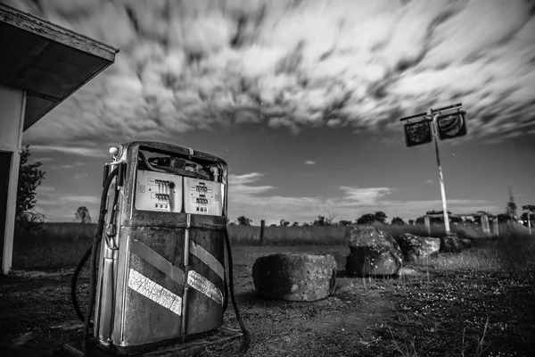 Gamla rustika pump på landsbygden i Brisbane — Stockfoto