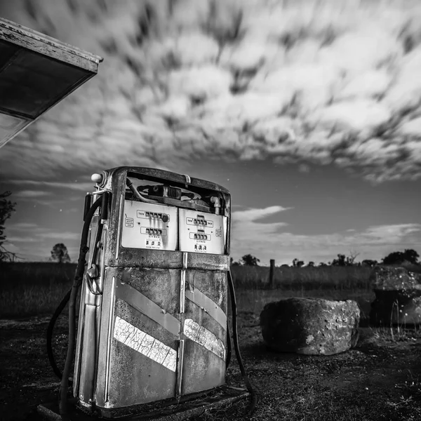 Alte rustikale Pumpe in der Landschaft von Bilsenkraut — Stockfoto