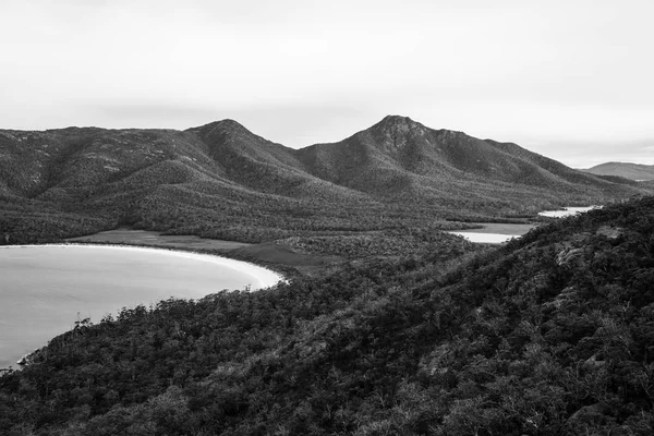 Wineglass Bay strand gelegen in Freycinet National Park, Tasmanië — Stockfoto