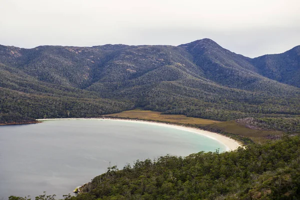 Praia de Wineglass Bay localizada no Parque Nacional Freycinet, Tasmânia — Fotografia de Stock
