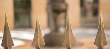 Brisbane, Avustralya - 17 Ağustos 2017, Perşembe: Anzak Meydanı Savaş Anıtı Brisbane şehrinde görünümünü üzerinde Perşembe 17 Ağustos 2017.