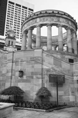 Brisbane, Avustralya - 17 Ağustos 2017, Perşembe: Anzak Meydanı Savaş Anıtı Brisbane şehrinde görünümünü üzerinde Perşembe 17 Ağustos 2017.