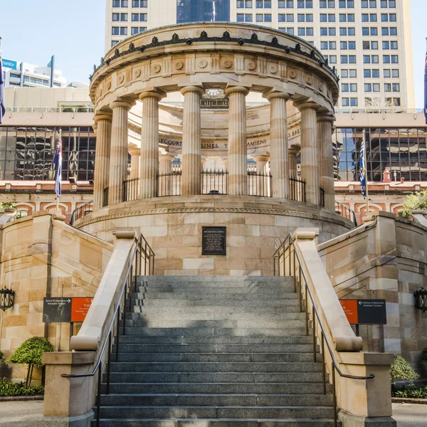 Brisbane, Avustralya - 17 Ağustos 2017, Perşembe: Anzak Meydanı Savaş Anıtı Brisbane şehrinde görünümünü üzerinde Perşembe 17 Ağustos 2017.