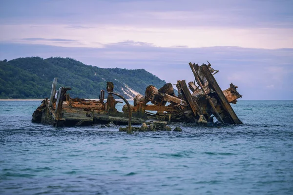 Sunk skeppsvrak på Tangalooma Island i Moreton Bay — Stockfoto