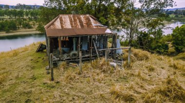 Terk edilmiş taşra Queensland kulübede tarım
