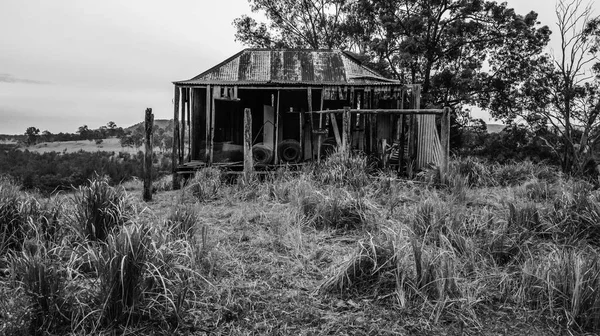 Barracão abandonado da agricultura do outback em Queensland — Fotografia de Stock