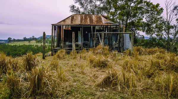 Terk edilmiş taşra Queensland kulübede tarım