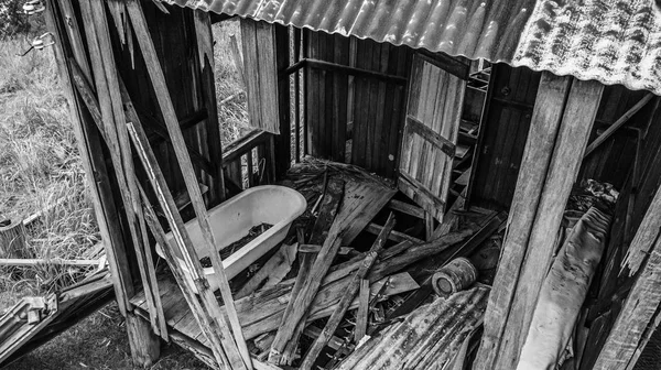 Terk edilmiş taşra Queensland kulübede tarım