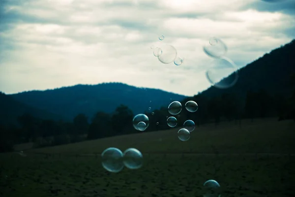 Bubblor i luften utanför — Stockfoto