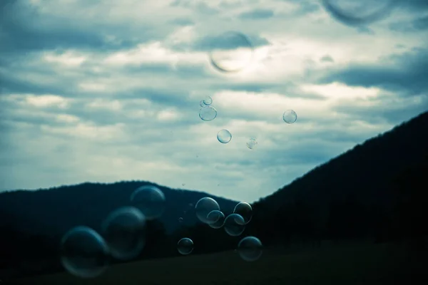 Bubblor i luften utanför — Stockfoto