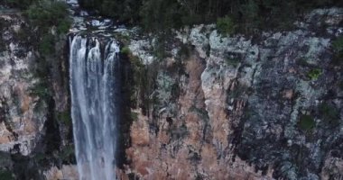 Purlingbrook Falls bahar çayı Milli Parkı'nda.