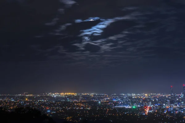 Vista de Brisbane do Monte Coot-tha à noite . — Fotografia de Stock