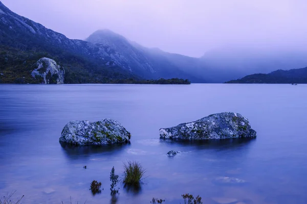 Cradle mountain in Tasmania on a cloudy day. — Stock Photo, Image