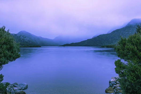 Cradle mountain in Tasmania on a cloudy day. — Stock Photo, Image