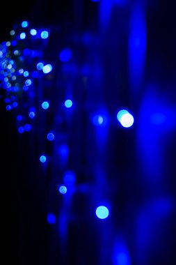 Karanlık bir arka plan üzerinde renkli Noel bokeh.