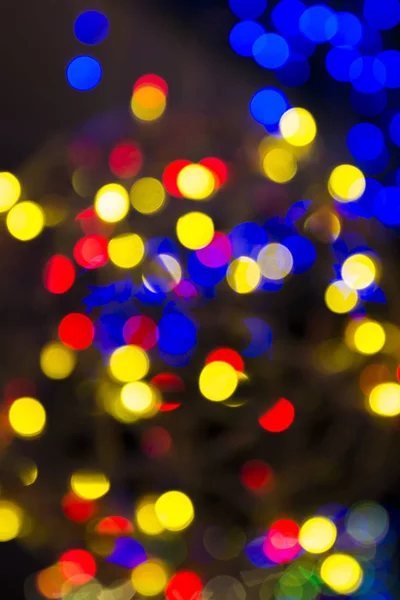 Bokeh de Natal de cor em um fundo escuro . — Fotografia de Stock