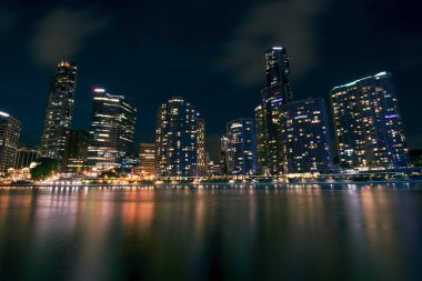 Brisbane, Avustralya - Cumartesi 16 Aralık, 2017: Brisbane görünümü şehir gökdelenler ve Brisbane Nehri üzerinde Cumartesi 16 Aralık 2017.