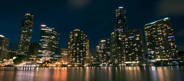 Brisbane, Australia - Sabato 16 dicembre 2017: Veduta dei grattacieli di Brisbane e del fiume Brisbane sabato 16 dicembre 2017 . — Foto Stock