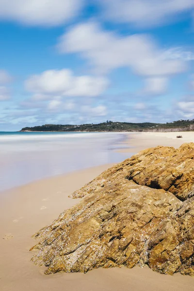 Adicionar praia de Rock em Stradbroke Island, Queensland — Fotografia de Stock