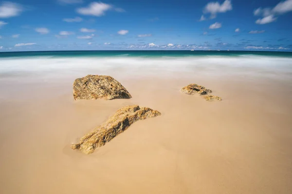 昆士兰斯特德布鲁克岛上的加法岩石海滩 — 图库照片