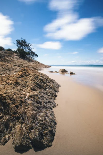 Adicionar praia de Rock em Stradbroke Island, Queensland — Fotografia de Stock