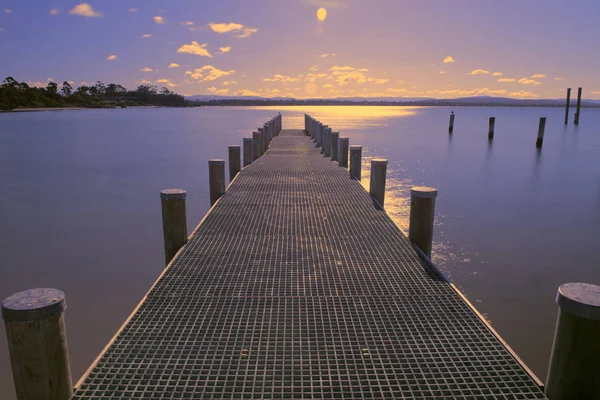 Muelle en el agua en la ciudad de Swansea, Tasmania . — Foto de Stock