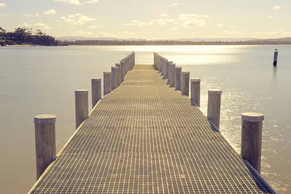 Pier na água na cidade de Swansea, Tasmânia . — Fotografia de Stock