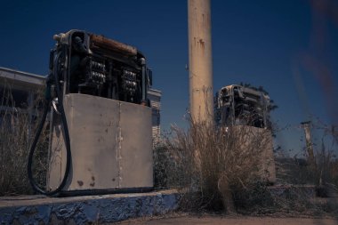 Kırsal kesimde eski rustik yakıt pompası.