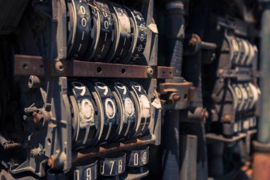 Kırsal kesimde eski rustik yakıt pompası.