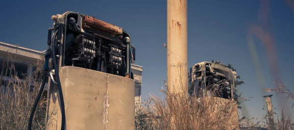 Antigua bomba de combustible rústica en el campo . — Foto de Stock