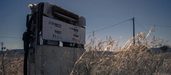 Pompă veche de combustibil rustic în mediul rural . — Fotografie, imagine de stoc