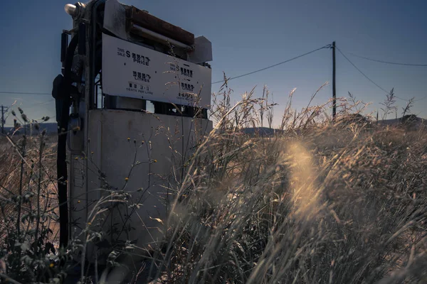 Pompă veche de combustibil rustic în mediul rural . — Fotografie, imagine de stoc