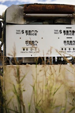 Kırsal kesimde eski rustik yakıt pompası.