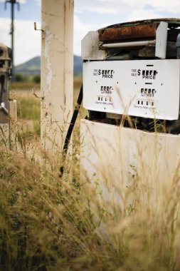 Kırsal kesimde eski rustik yakıt pompası.