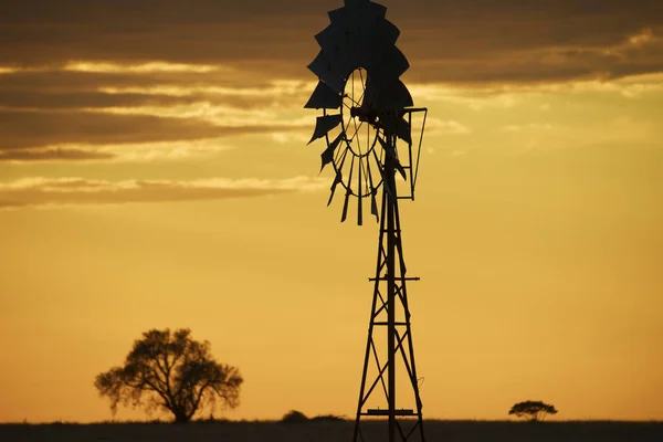 Australische Windmühle auf dem Land — Stockfoto