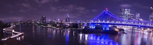 Story Bridge en Newfarm Riverwalk in Brisbane — Stockfoto