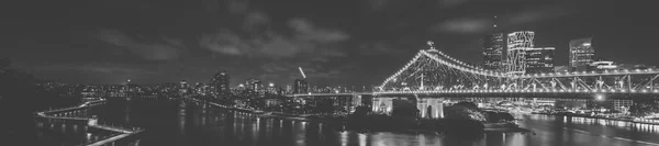 Story Bridge e Newfarm Riverwalk em Brisbane — Fotografia de Stock