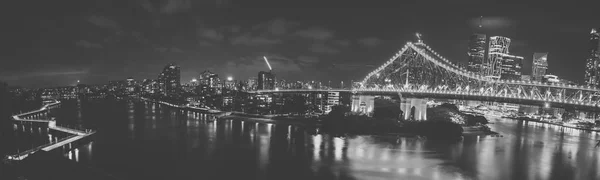 Story Bridge y Newfarm Riverwalk en Brisbane — Foto de Stock