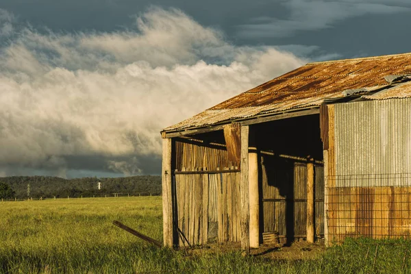 昆士兰废弃的内陆农业棚 — 图库照片