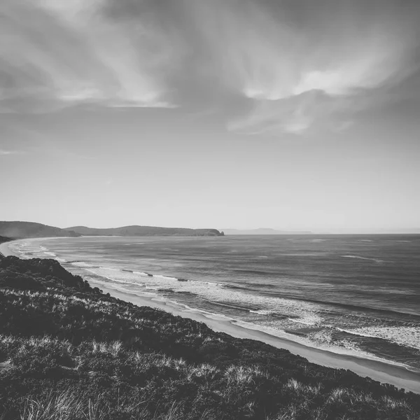 Widok z plaży na wyspie Bruny w ciągu dnia. — Zdjęcie stockowe