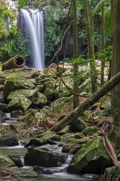 Кертіс Falls в гору Надіслати ці готелі вашим — стокове фото