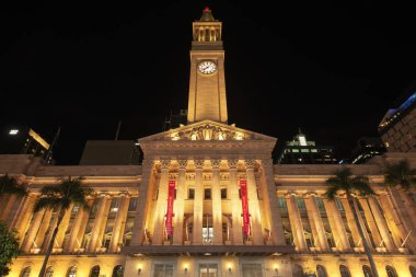 Brisbane, Avustralya - 28th Nisan 2018: Brisbane Belediye Binası'nda gece. İnci