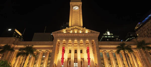 BRISBANE, AUS - APRIL 28th 2018: Brisbane City Hall at night. The building is used for royal receptions, pageants, orchestral concerts, civic greetings, flower shows, school graduations. April 28th 2018 — Stock Photo, Image